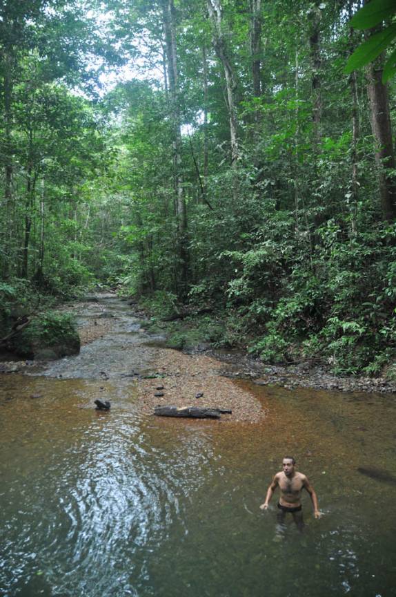 Delicioso banho no Witti Creek, na Reserva Natural de Brownsberg, no Suriname